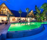 Villa Voyage, Piscina de noche
