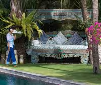 Villa Zambala, Diván junto a la piscina