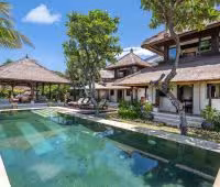 Villa Cemara, Villa frente al mar