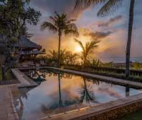 Villa Cemara, Piscina al atardecer