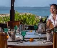 Villa Cemara, Dedicado personal de la villa